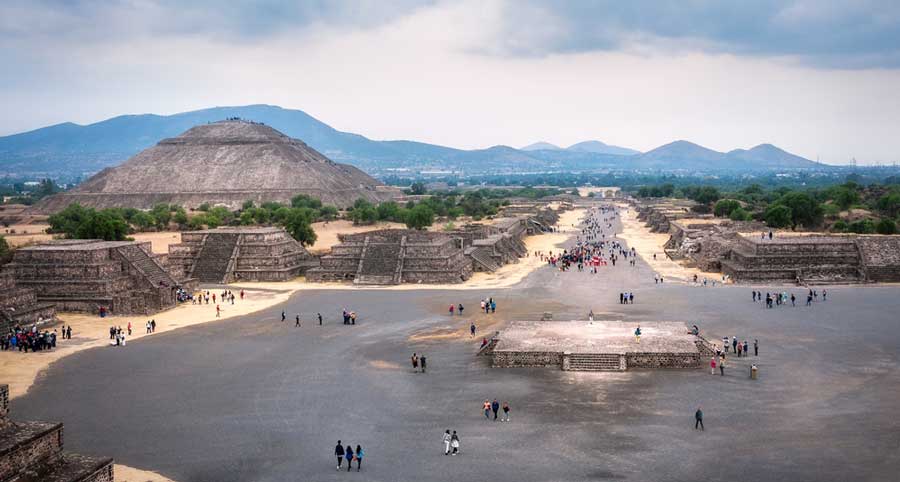 Overlooking view of tourists in Teotihuacan