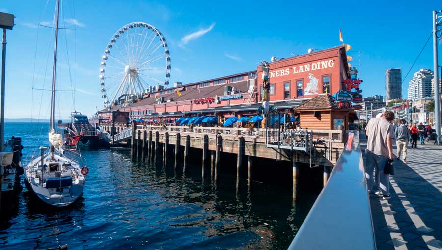 View of the Miner’s Landing and the Seattle Great Wheel under the clear blue sky