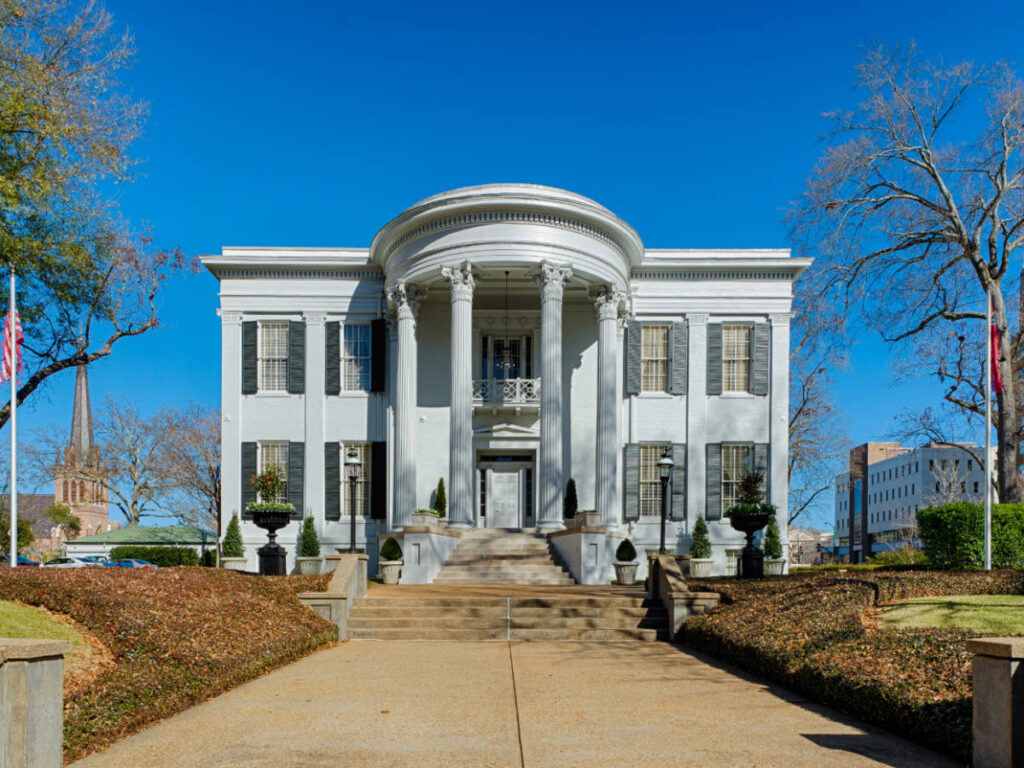 Clear blue sky over the Mississippi Governor’s Mansion building