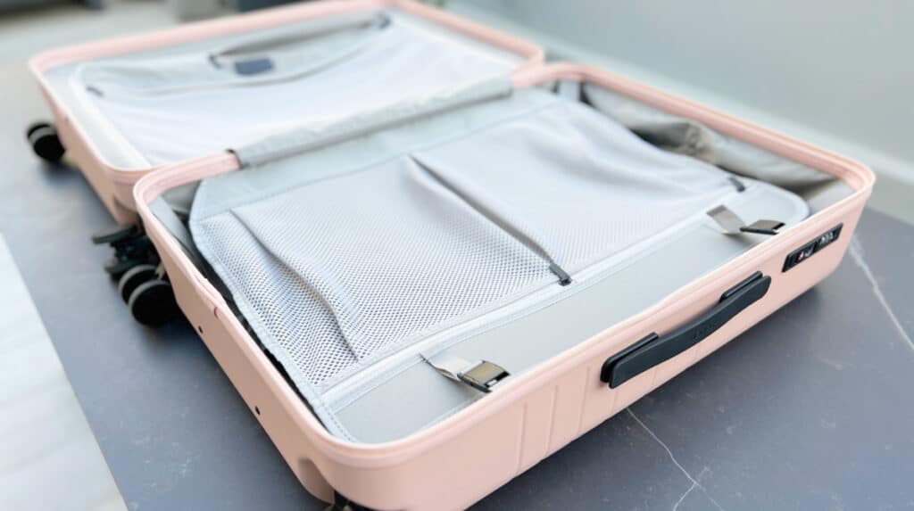 View of the internal organization of Monon luggage