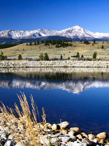 Scenic view of Mount Elbert from the lake