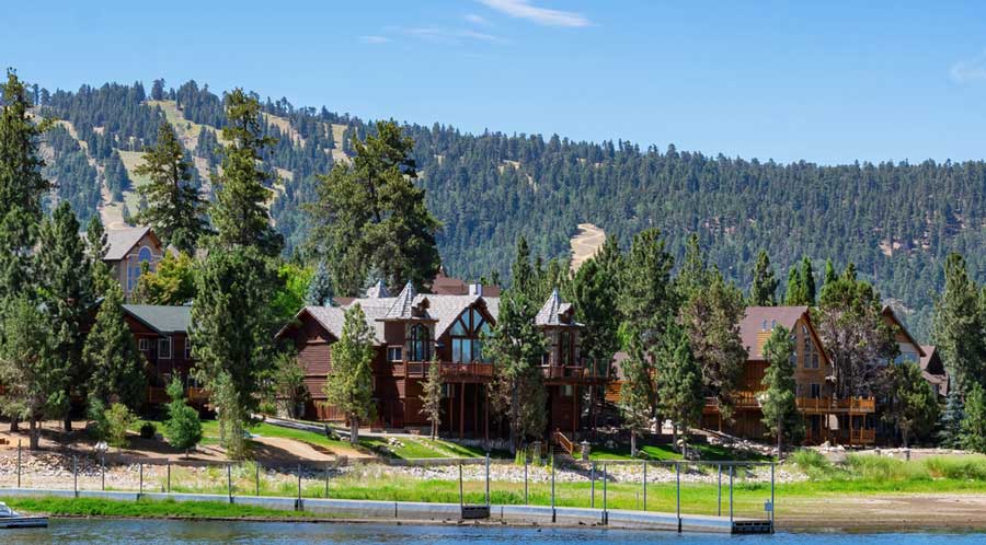 Mountain Lodges near a lake in Big Bear