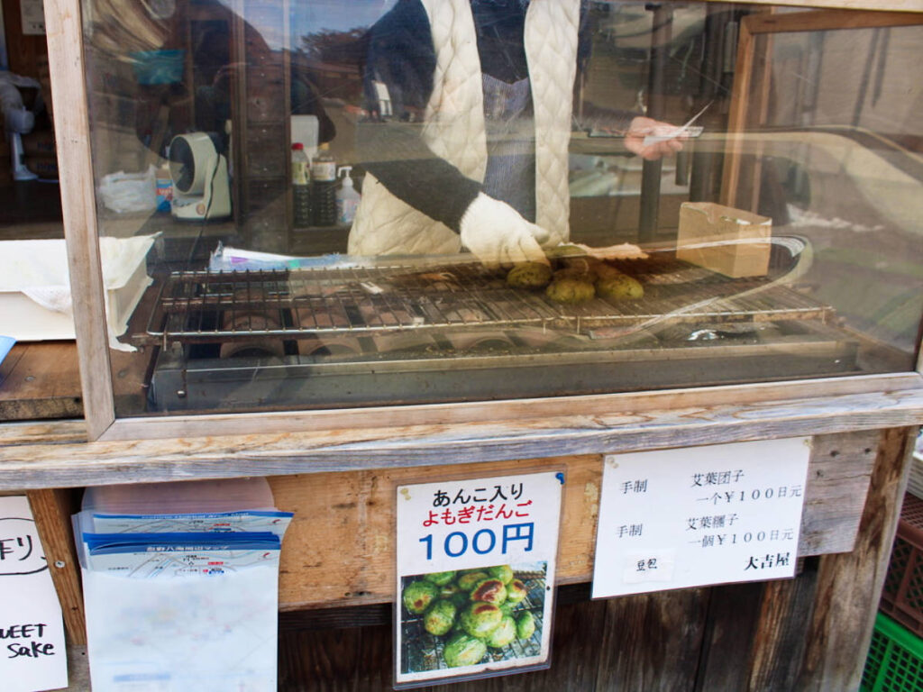 A woman preparing the mugwort dumplings in Oshino Hakkai