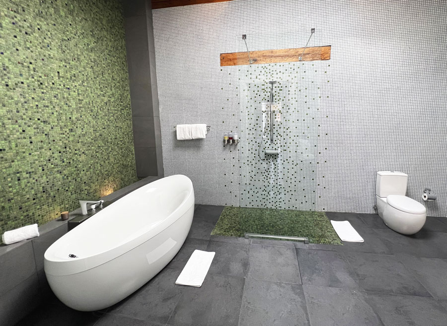 View of the bathroom with bathtub in Mumedi Hotel