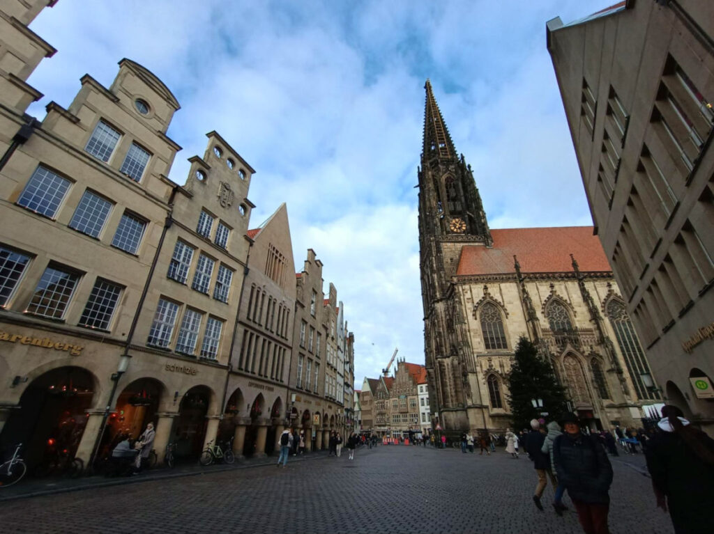 Street scene in Münster, showcasing a grand cathedral