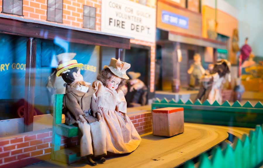 Dolls displayed inside the Musée Mécanique