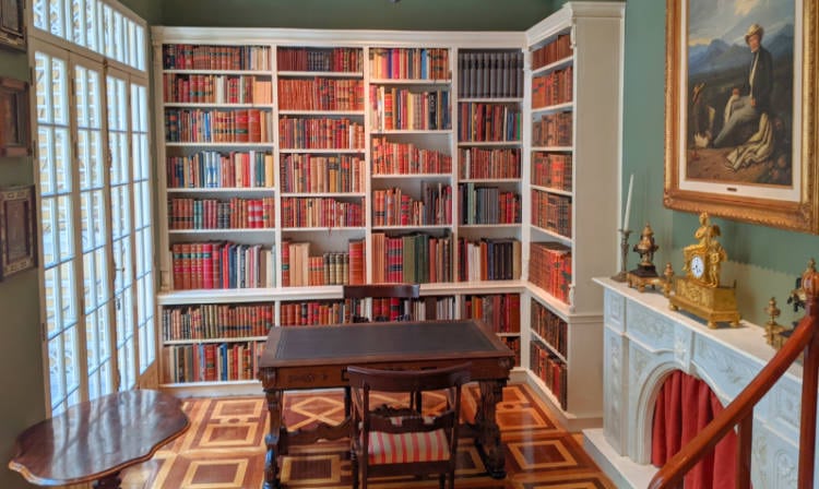Books and a desk at the Museo Sumaya-Casa Guillermo Tovar de Teresa