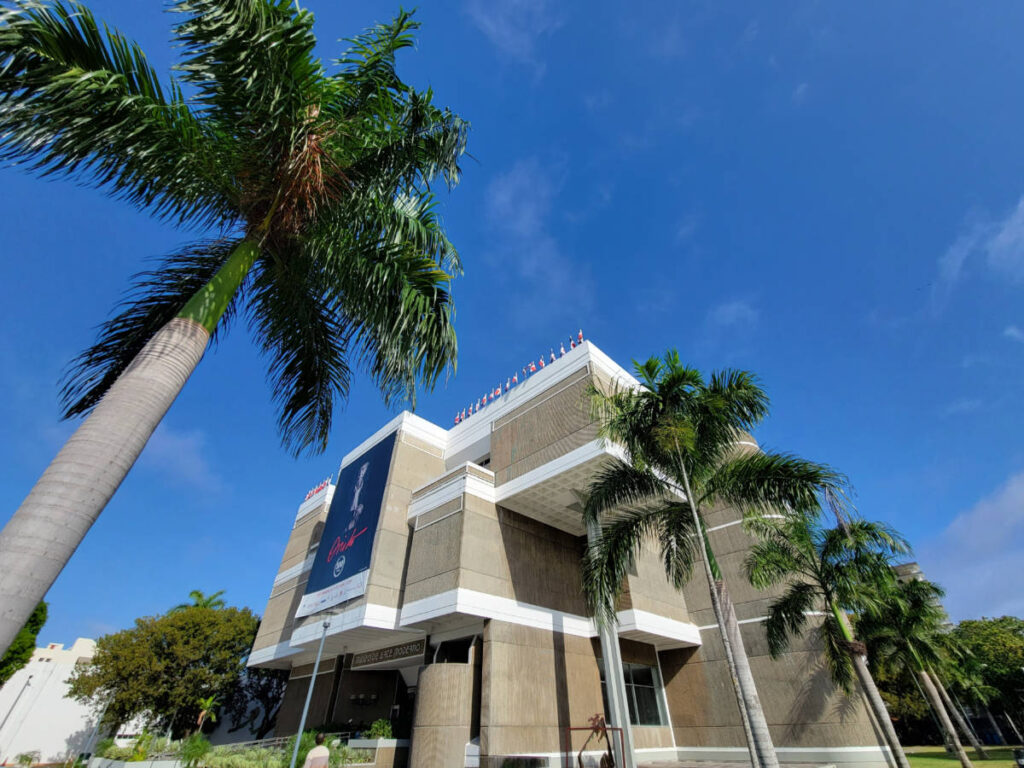 Exterior view of the Museo de Arte Moderno with the clear blue sky in the background