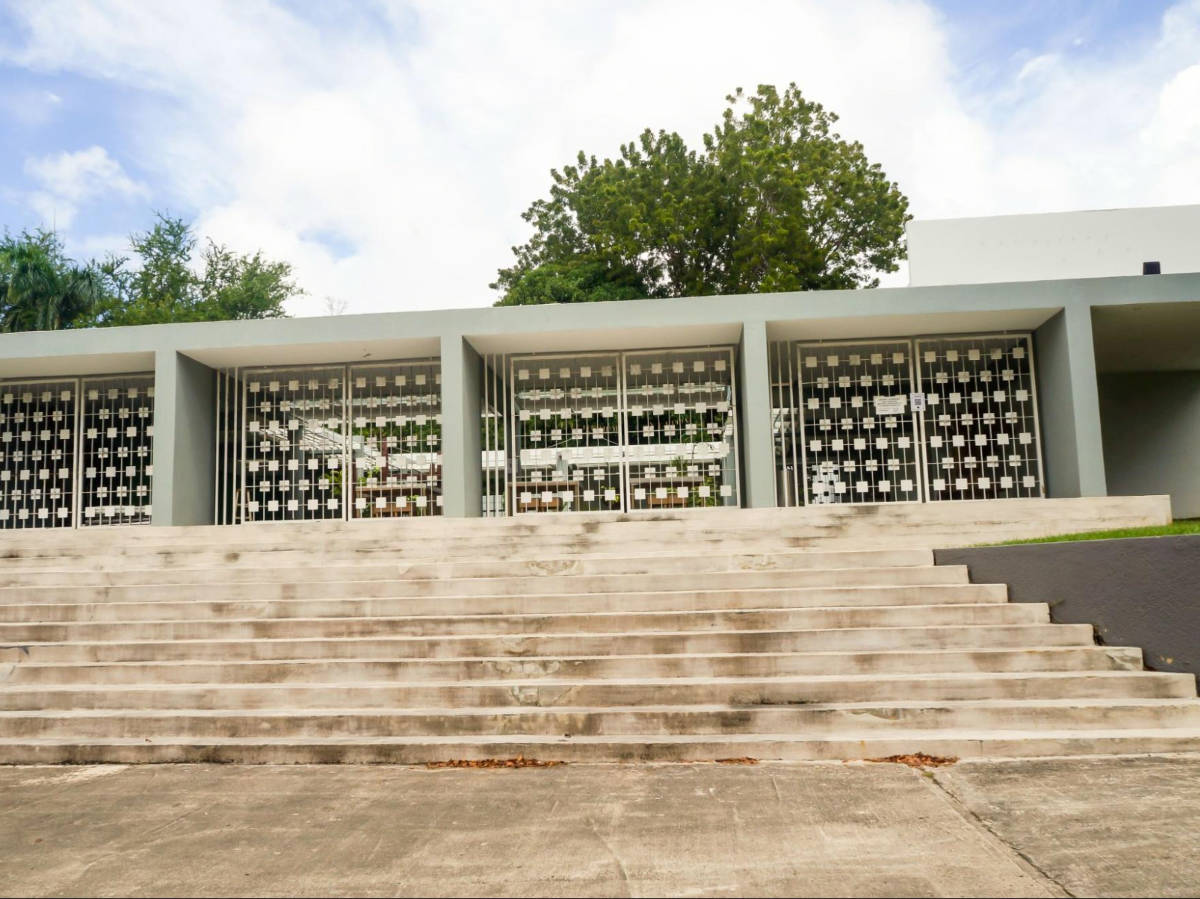 View of the staircase leading to Museo de Historia