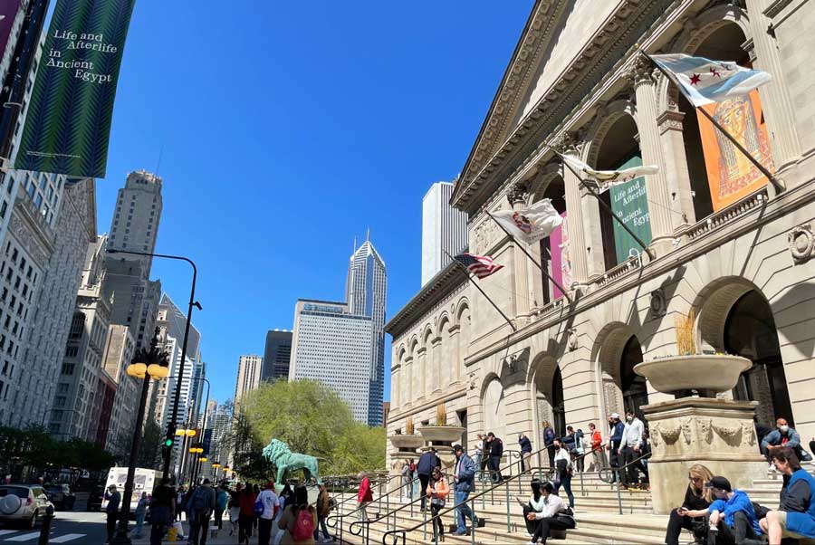 People coming in and out on a museum in Chicago