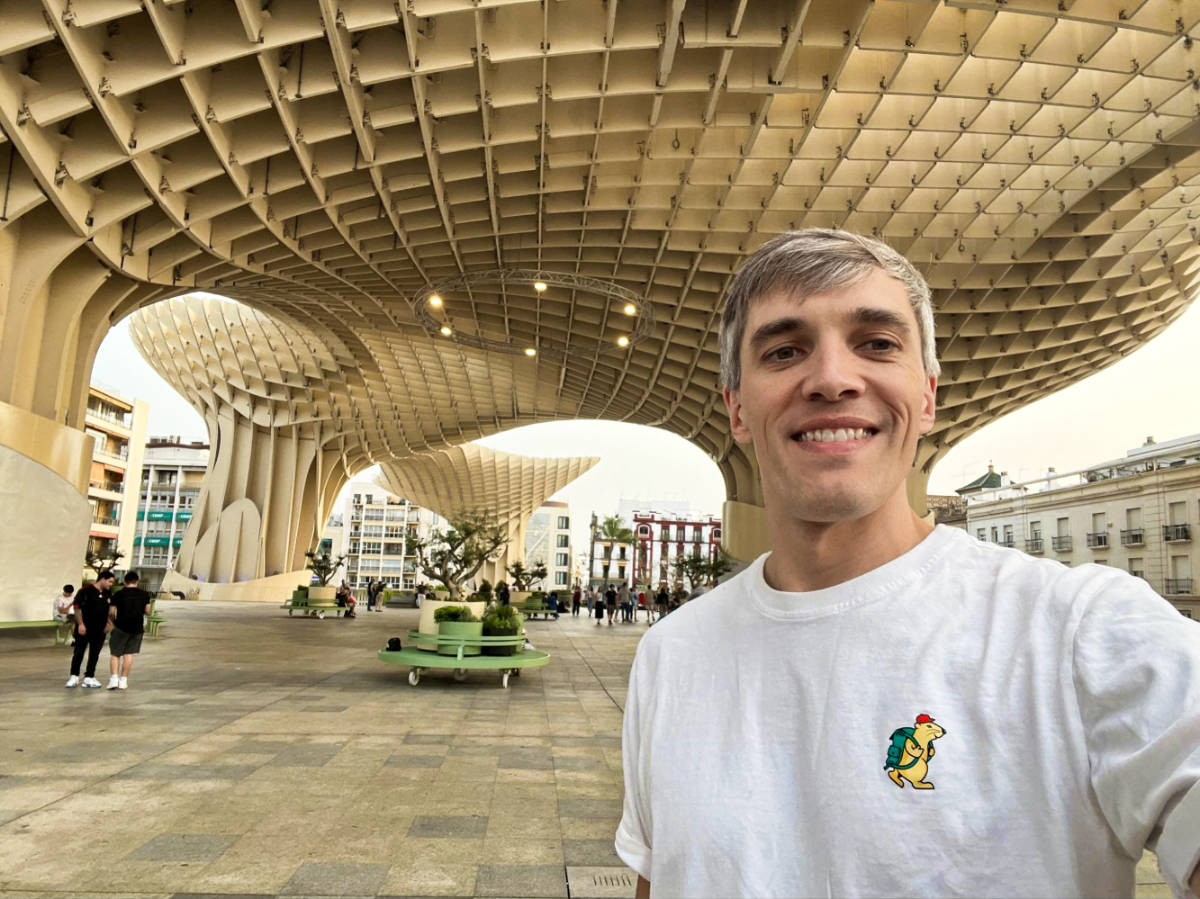 Travel Lemming Founder Nate, taking a photo of himself under the Las Setas
