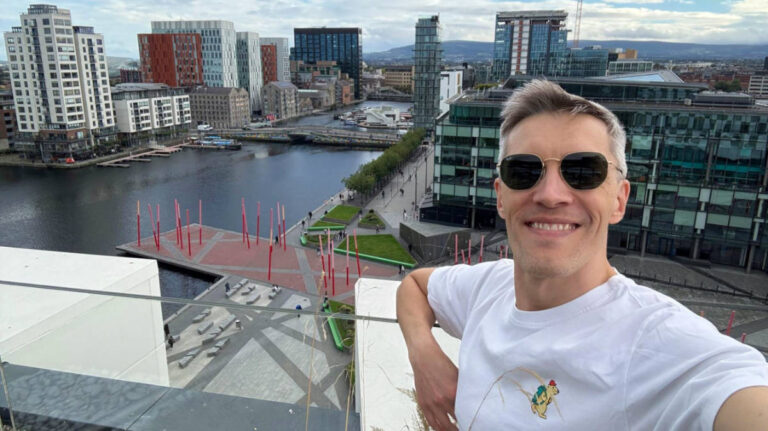 Travel Lemming founder Nate taking a selfie on the rooftop of Anantara The Marker