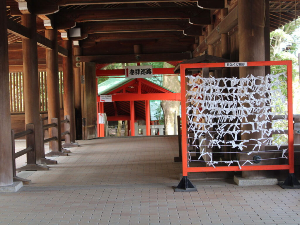 Section where visitors tie up negative fortunes at Omi Jingu