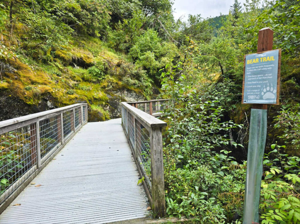 A signage on the trail to Nugget Falls