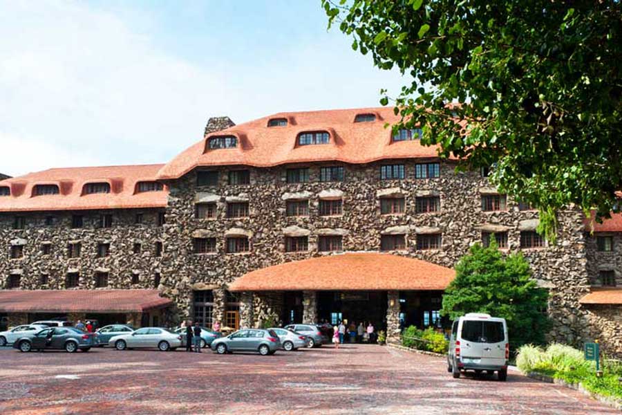 Cars parked outside the Omni Grove Park Inn