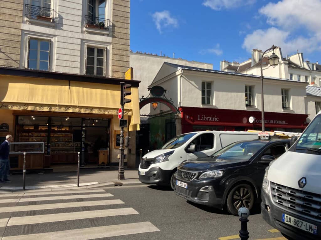 Cars waiting for the go signal on a one-way street in Maris district