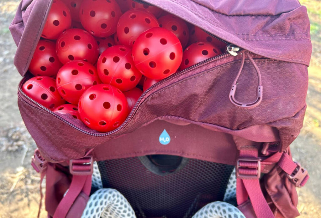 Using red plastic balls to test the volume of Osprey Aura AG LT 65