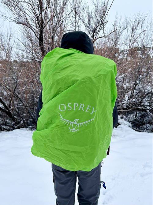 View of the bright rain cover on the Osprey Aura AG LT