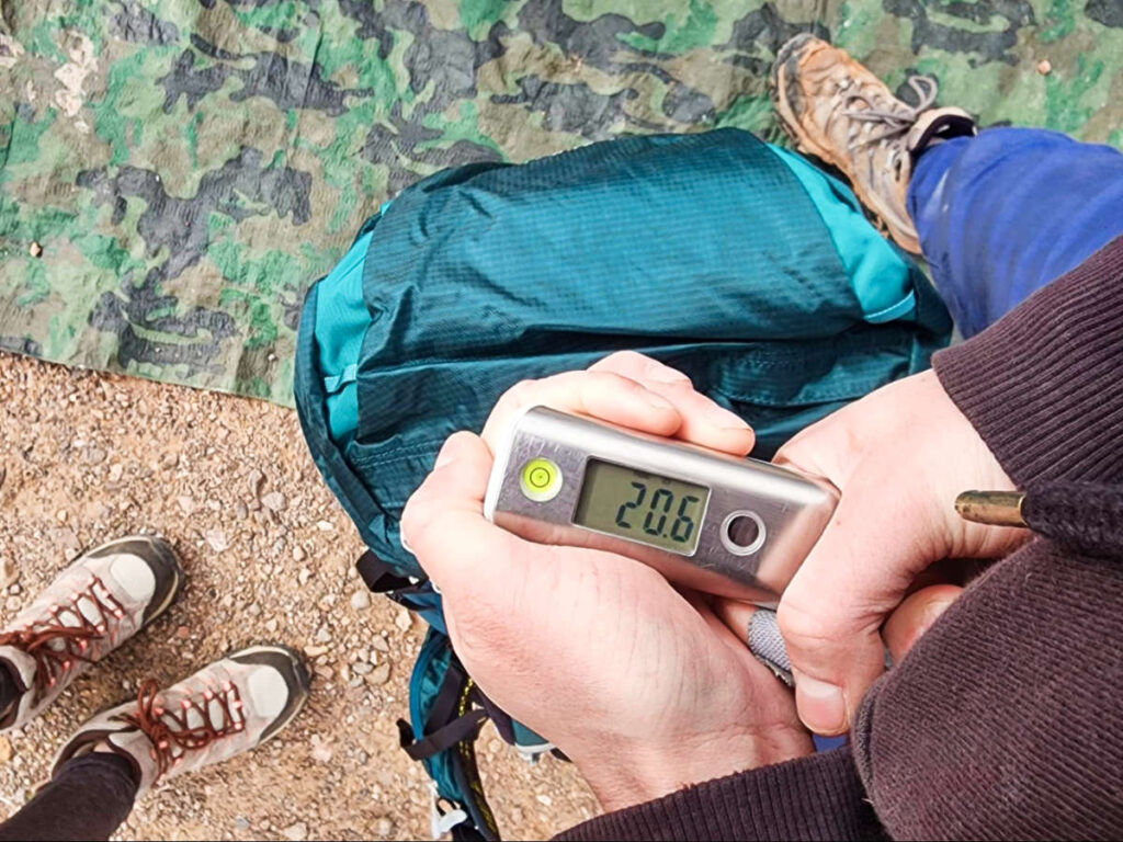 View of the weight test result of the loaded Osprey Eja Backpack