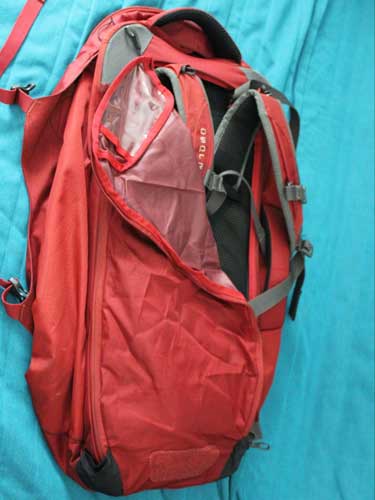 View while closing up the backpack straps of Osprey Farpoint 55
