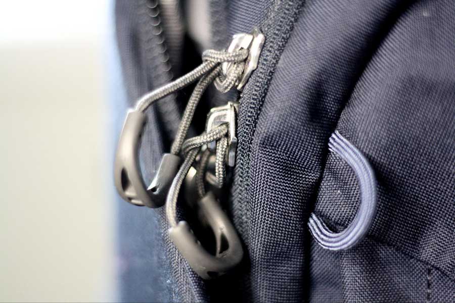 Close up view of the Osprey Porter 30 lockable zippers