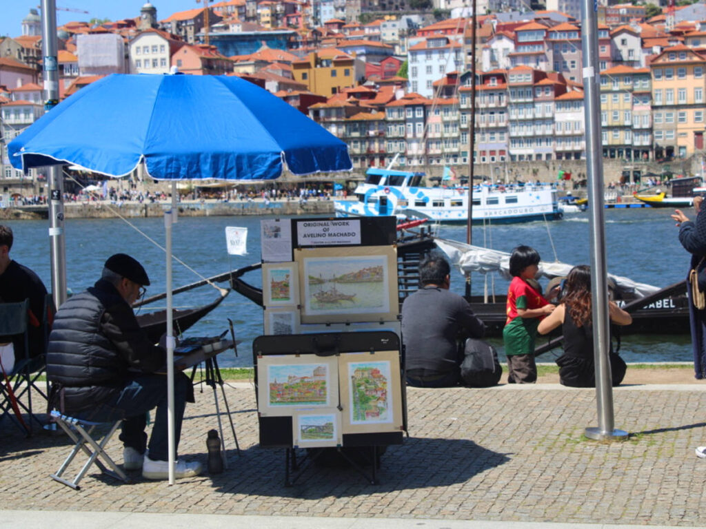 A street artist painting in Gaia