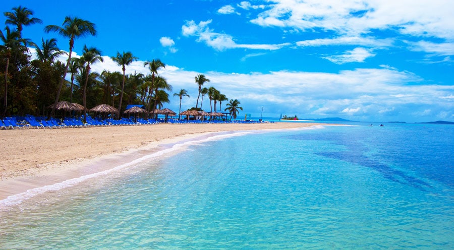 View of the clear blue water and sky in Palomino Island