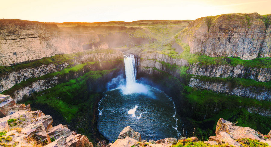 Scenic view of the Palouse Falls and the beautiful sunset