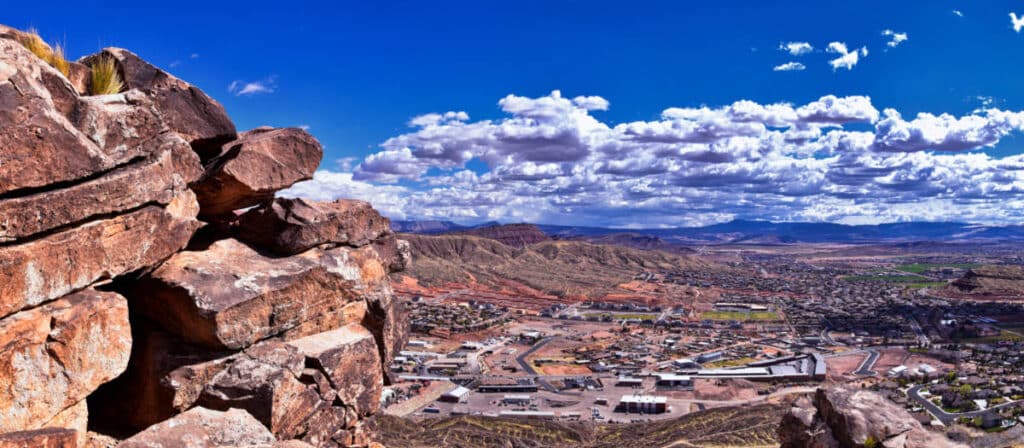 Panoramic view of the rocks formations overlooking the city of Washington