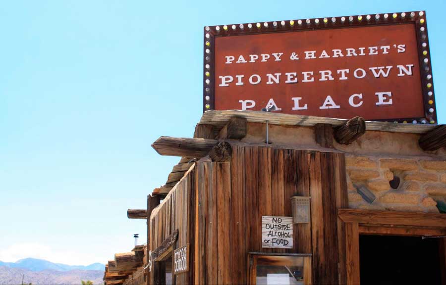 The Pappy & Harriet’s sign from the outside