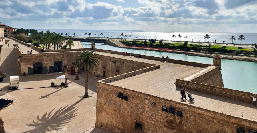 Scenic view of Parc de la Mar and architectural Avenida de Gabriel Roca