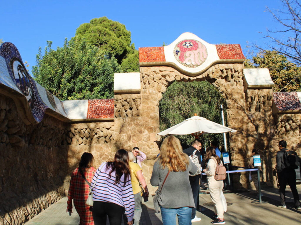 People going in at the entrance of Park Güell