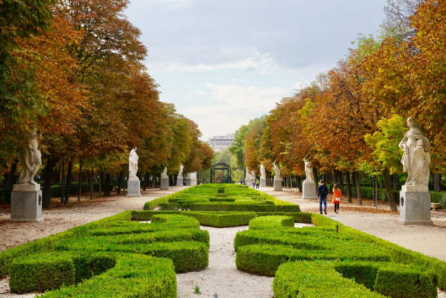 A picturesque garden in Madrid, adorned with statues and lush greenery 