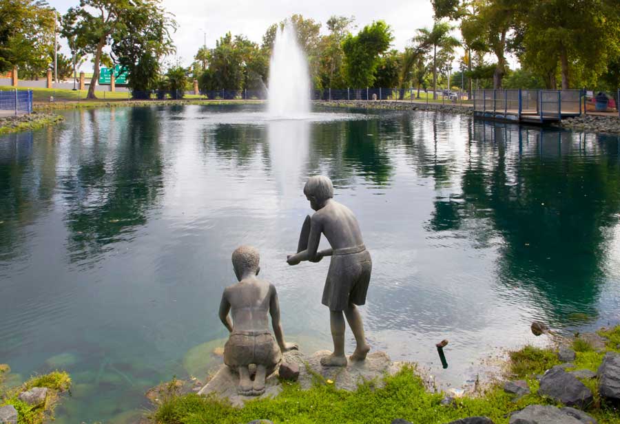 A statue of two young boy in Parque Central de Los Niños