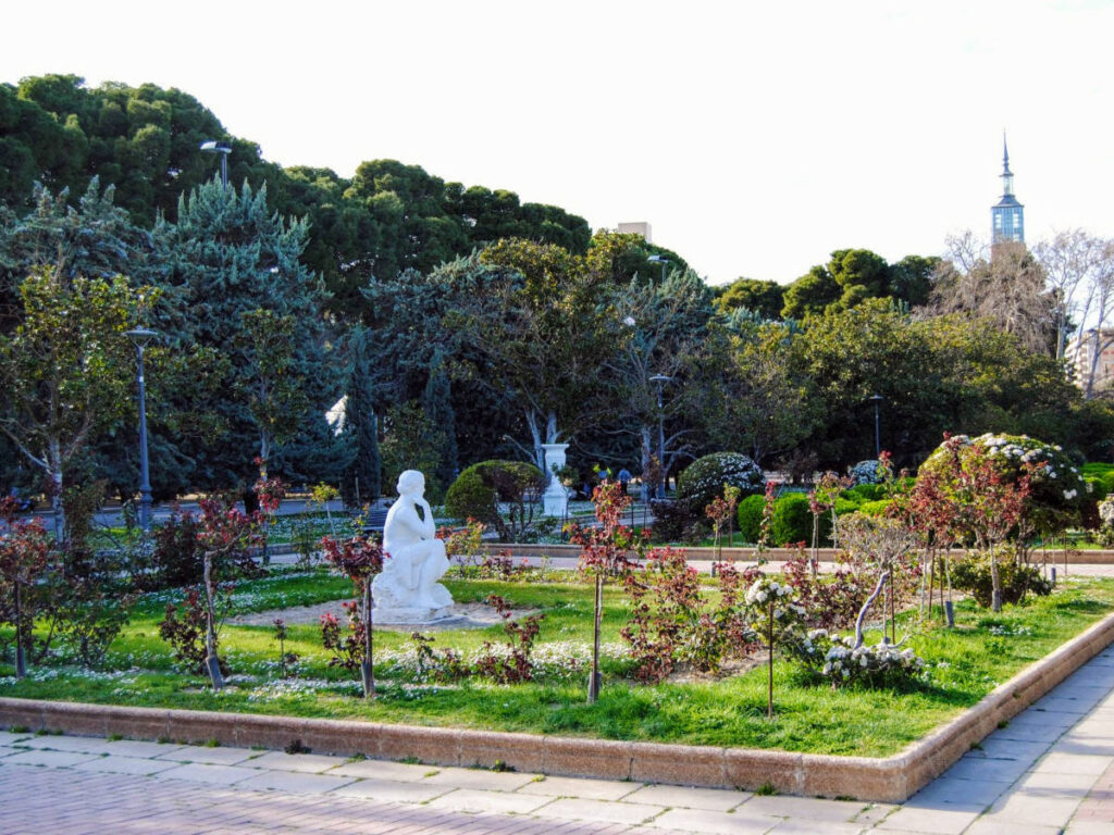 A statue in the middle of the greenery in Parque Grande