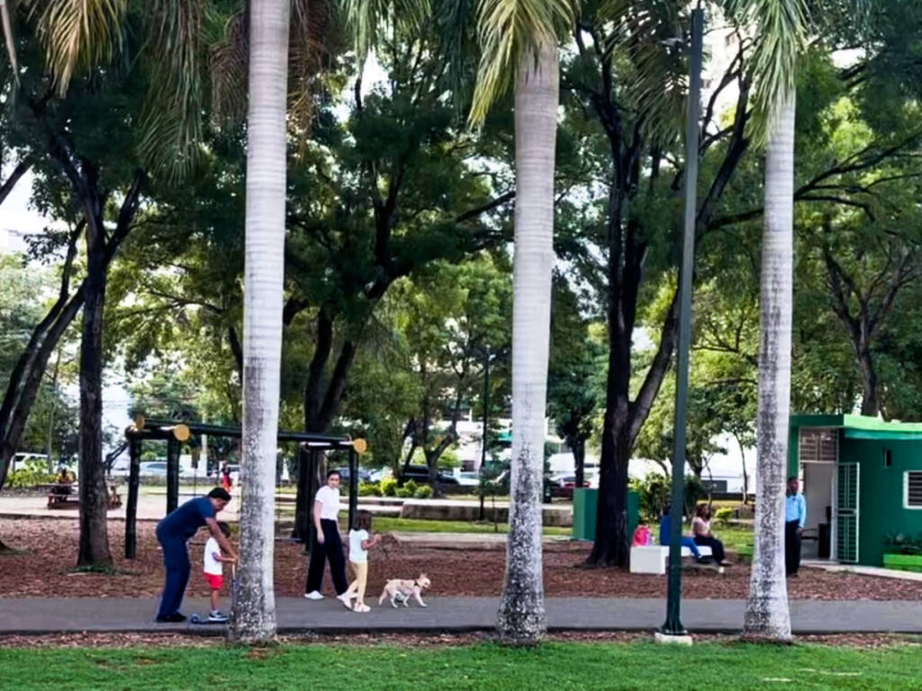 The people walking along the paved walkways of Parque Mirador Sur