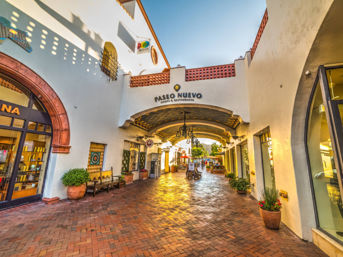 View of the architecture in Paseo Nuevo