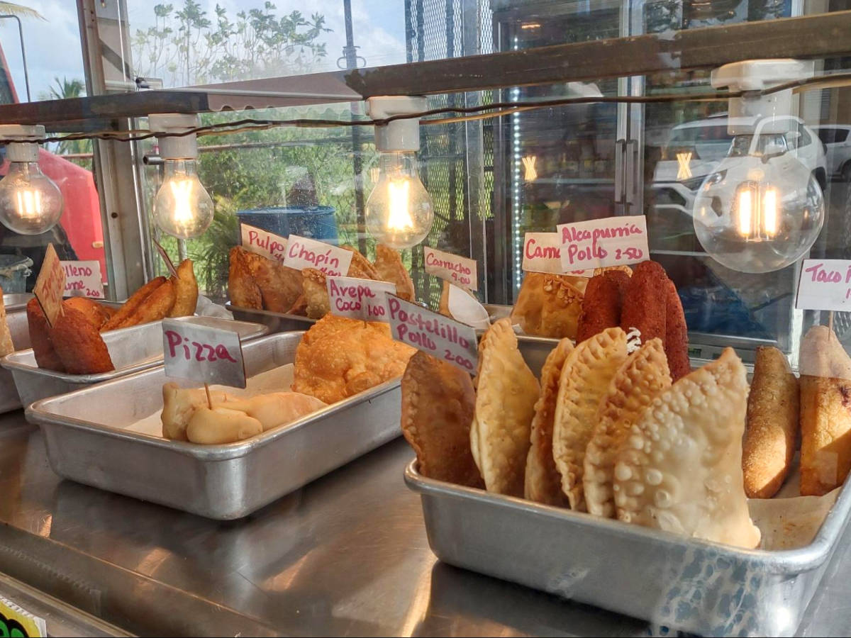 View of the display trays with pastelillos and pizza empanadillas