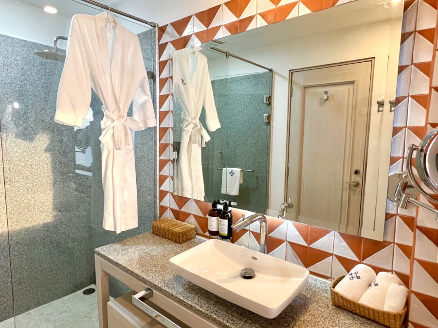 View of a big mirror inside the bathroom in Patio Azul