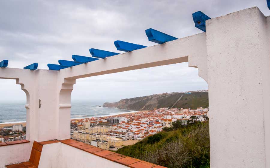 View of the neighborhood and the beach in Pederneira