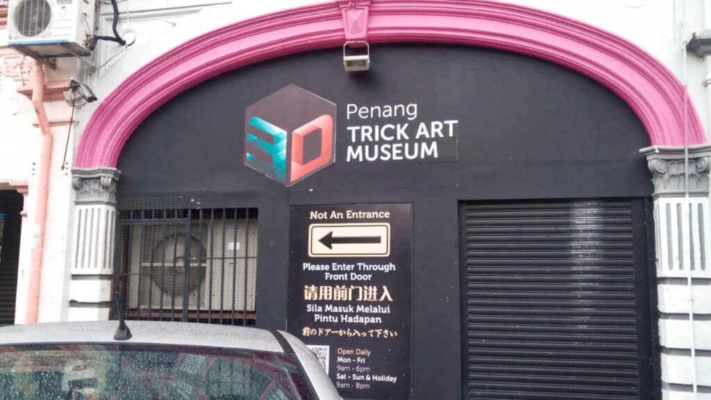 View of the 3D Trick Art Museum logo and information on the exterior