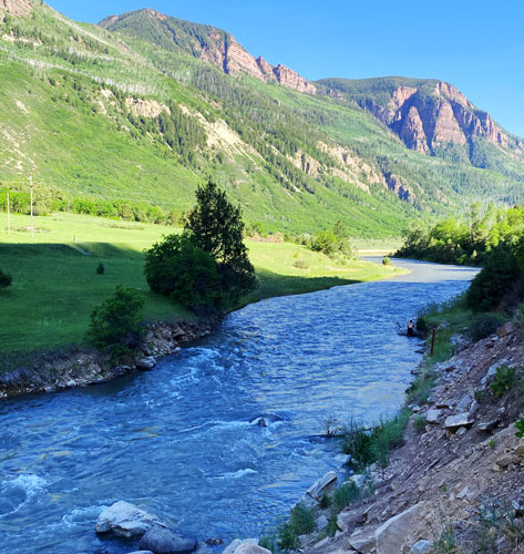 View of the Penny Hot Springs and the mountains around it