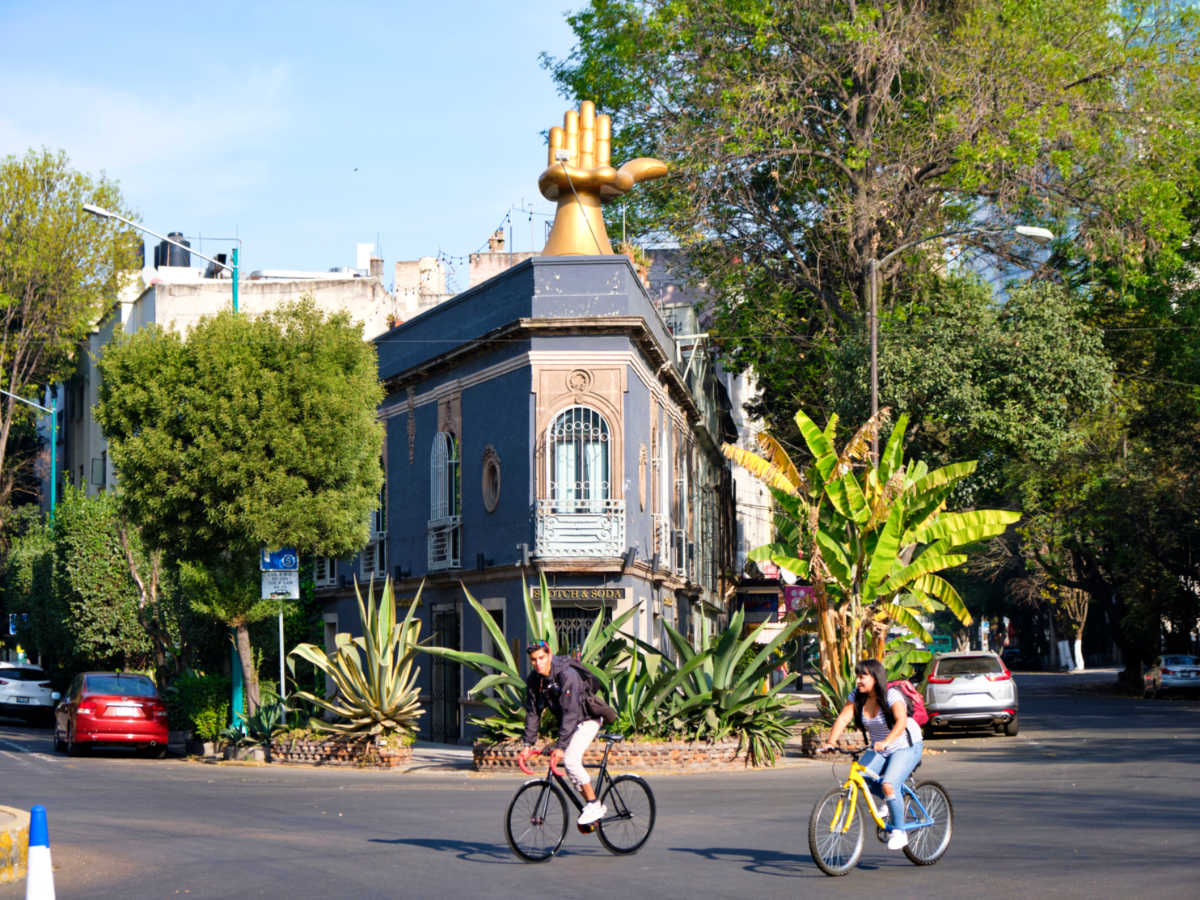 The people cycling around the street of Condesa