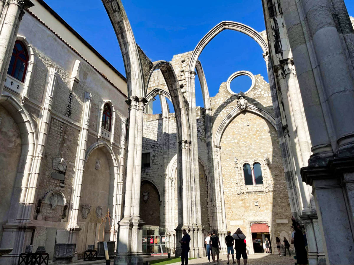The people wandering inside the Carmo Convent