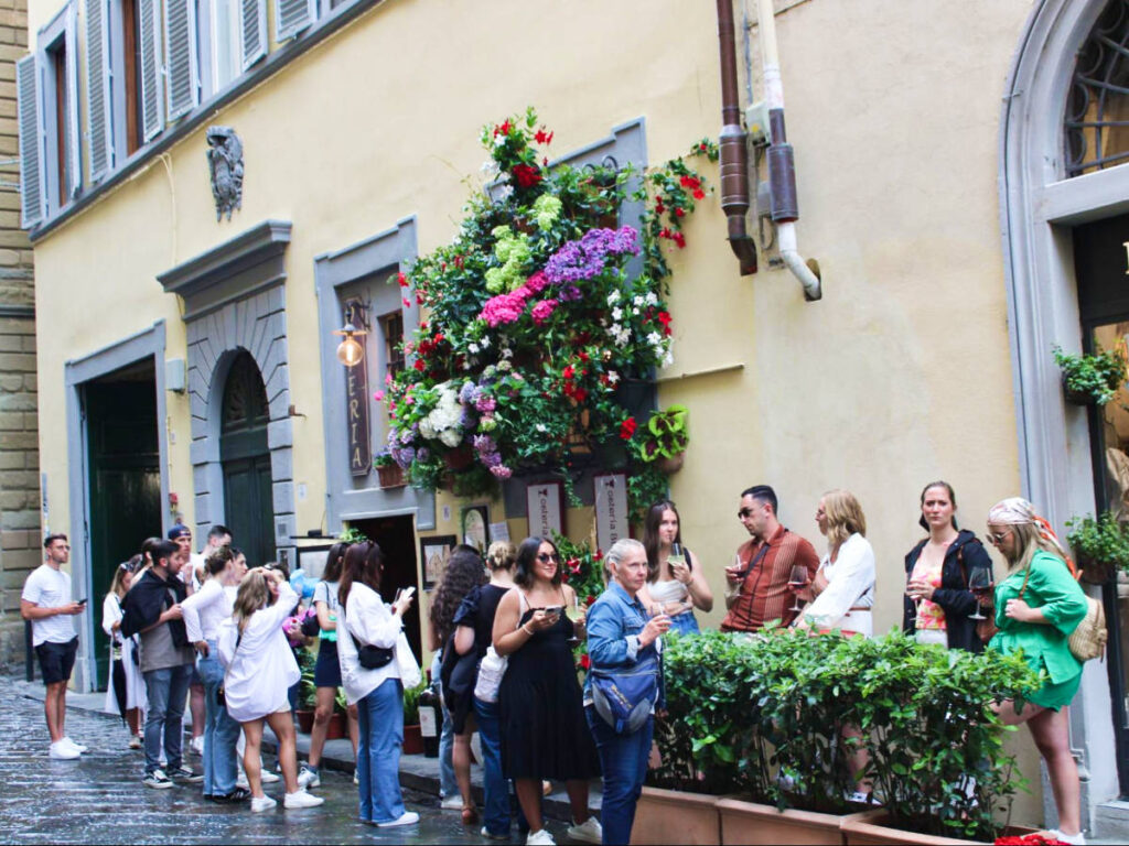 View pf the people lining up outside the Florence wine window