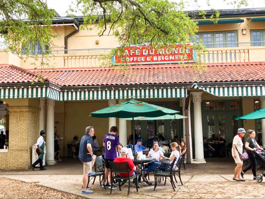 People dining and chilling outside Cafe du Monde
