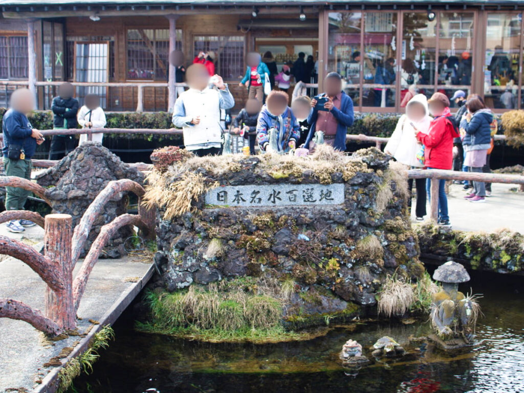The people trying the special mountain water in Oshino Hakkai