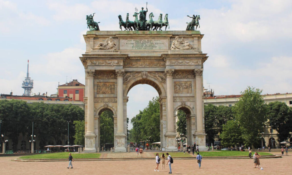 View of the people at the Arco della Pace monument