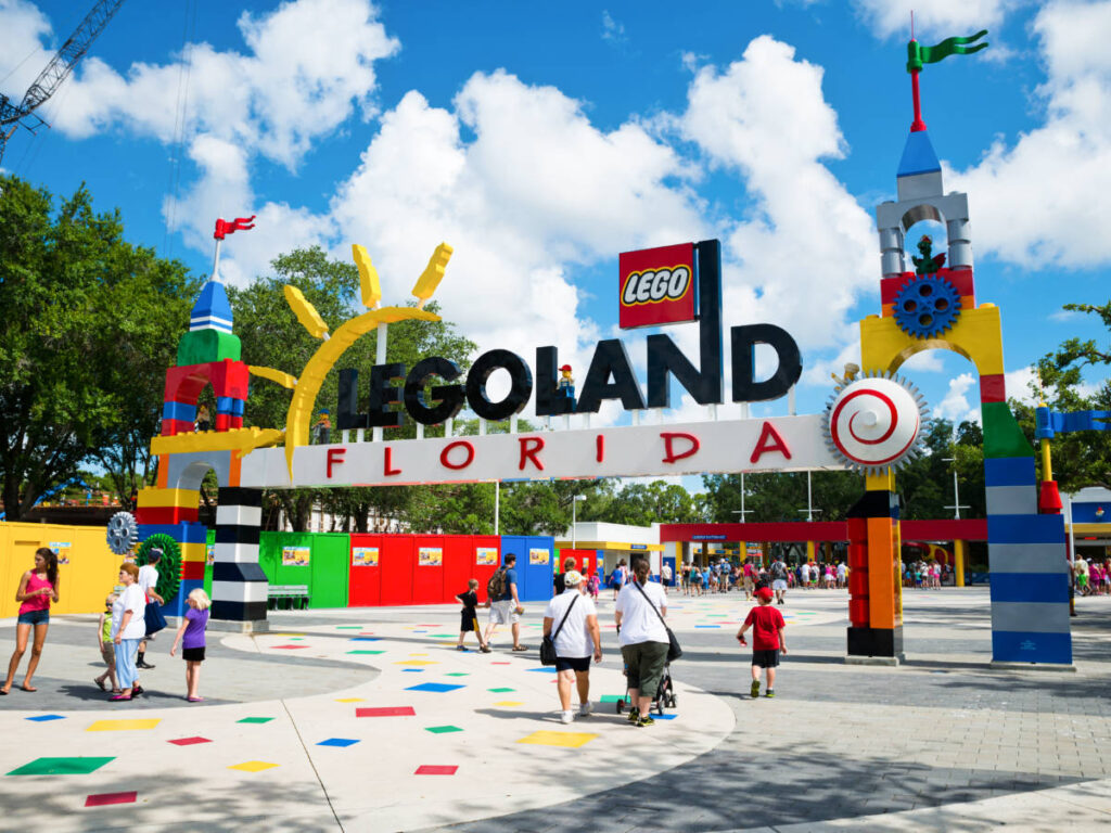 View of the people walking around the entrance arch of LEGOLAND 