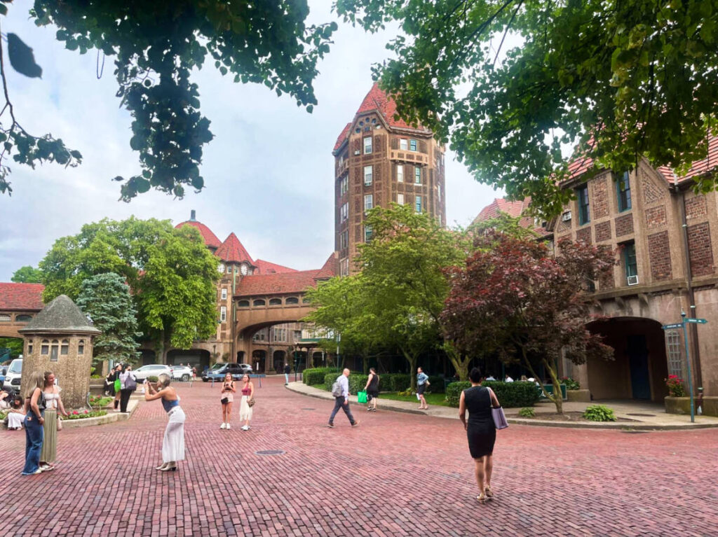 The people enjoying at the Forest Hills and the ornate façades around Station Square